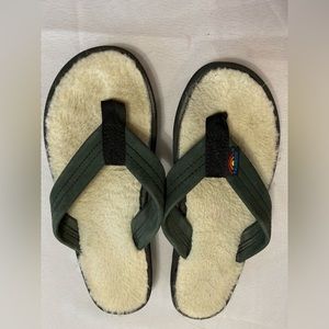 Women’s Rainbow 🌈 Sherpa footbed flip flops Size 7